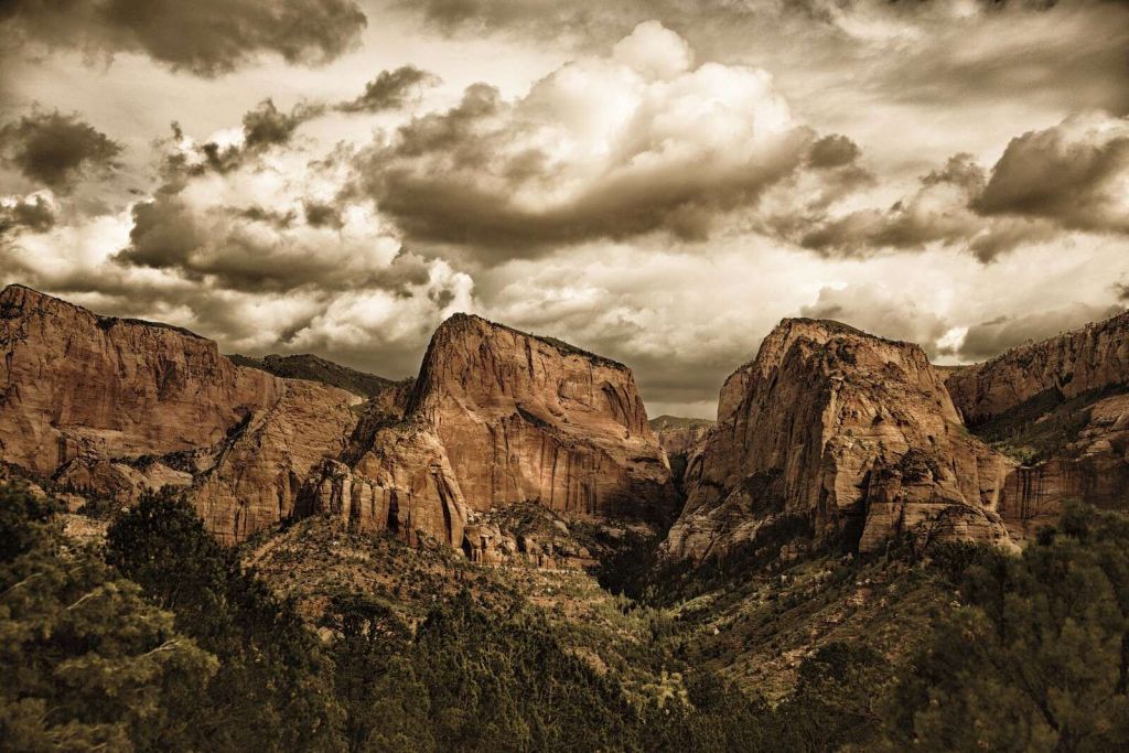 Ciel d'orage au-dessus des canyons rouges