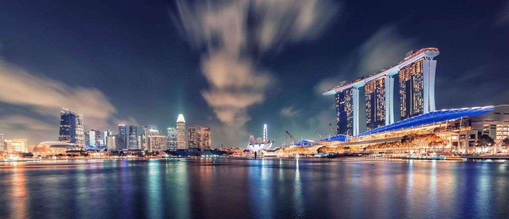 ligne d'horizon du front de mer avec des lumières futuristes