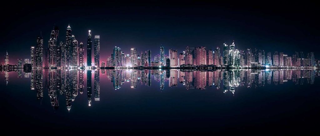 Lueur nocturne au-dessus des eaux calmes