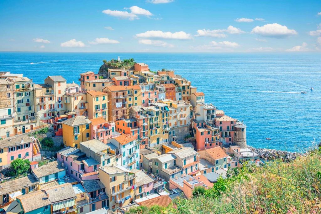 Côte pastel sous un ciel azur.