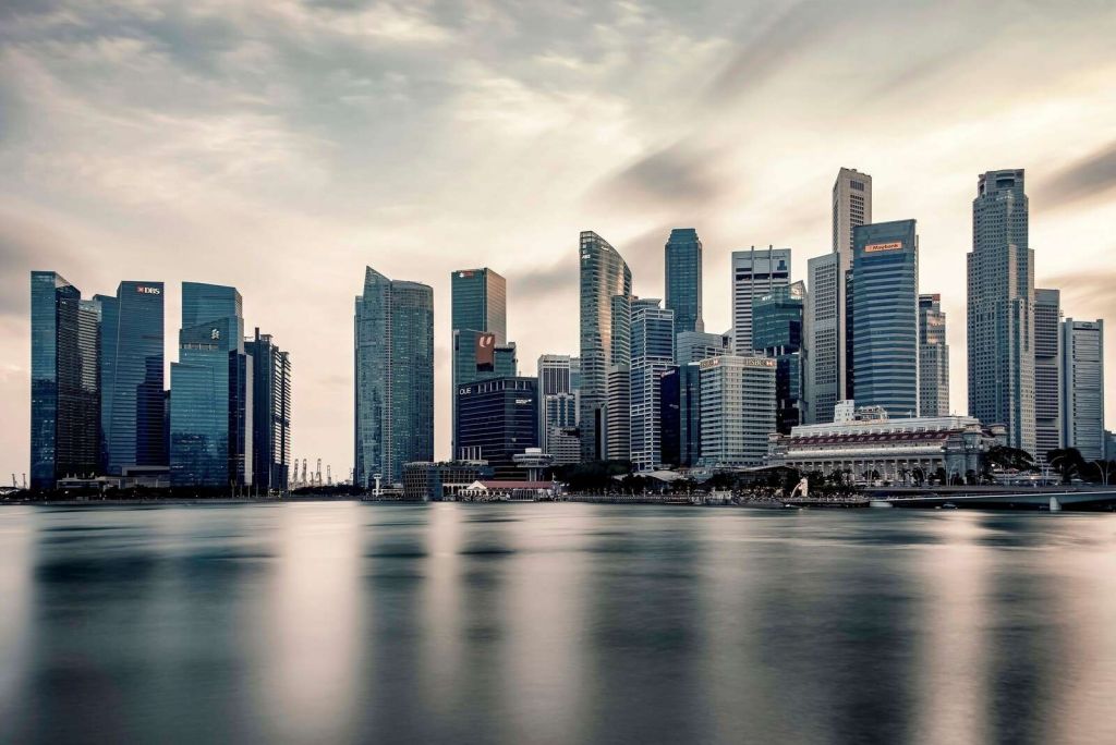 Réflexion urbaine sur l'horizon silencieux