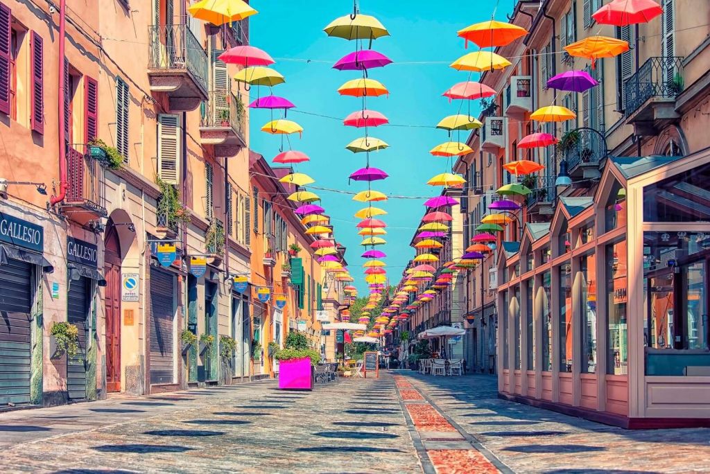 Des parasols joyeux au-dessus d'une rue ensoleillée.