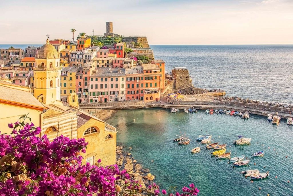 Lumière d'été sur une ville portuaire colorée
