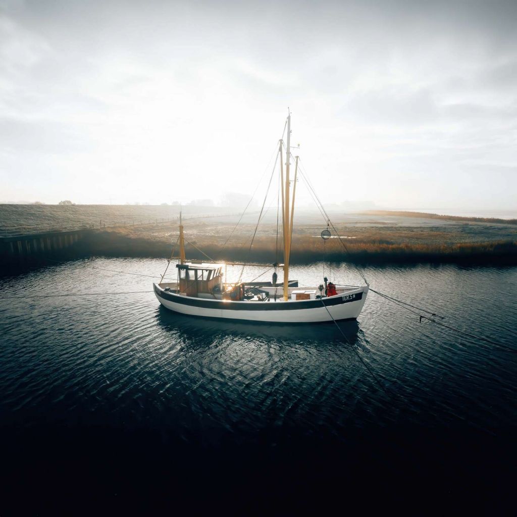 Bateau de pêche dans la lumière du matin au quai