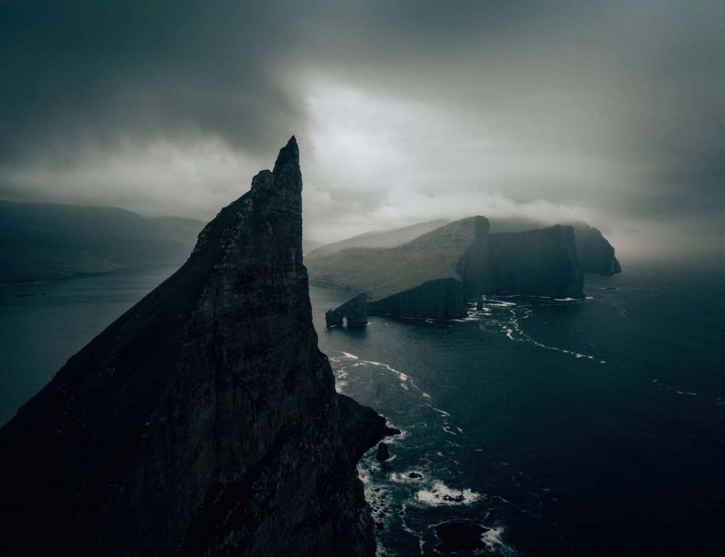 Côte rocheuse dans la brume