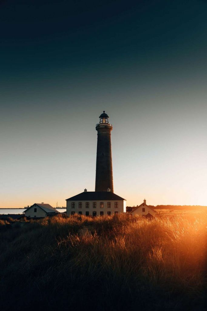 Phare dans la lumière dorée du soir
