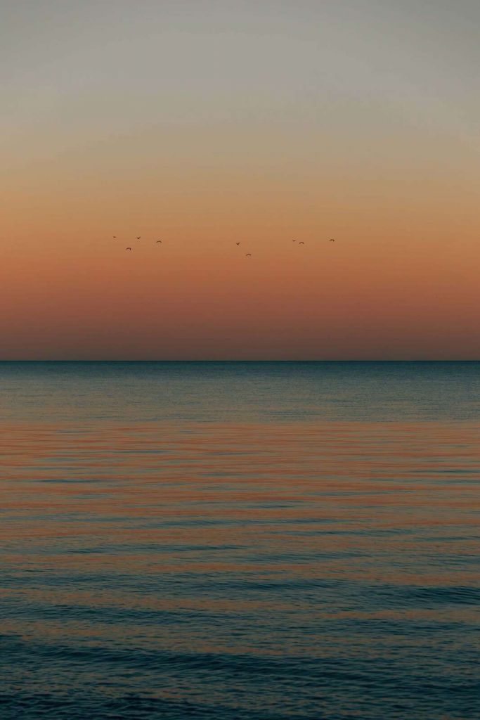 Mer calme au coucher du soleil