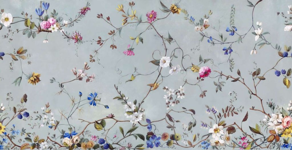 Fines branches en fleurs sur bleu brumeux