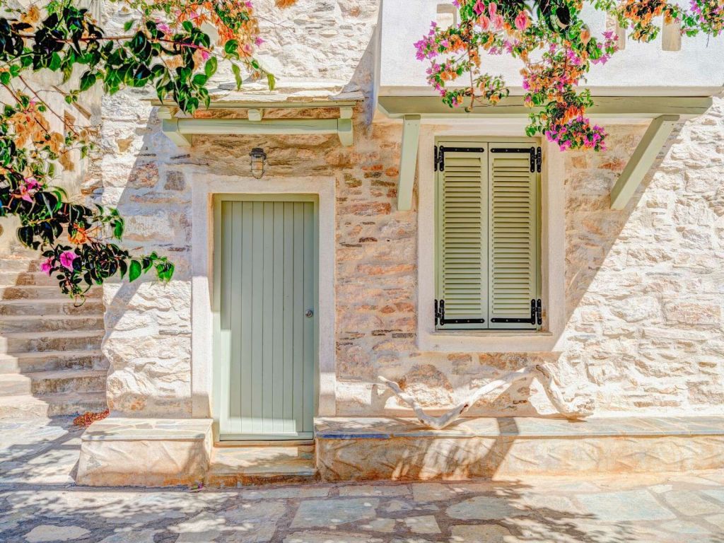 Façade méditerranéenne en pierre avec bougainvillier