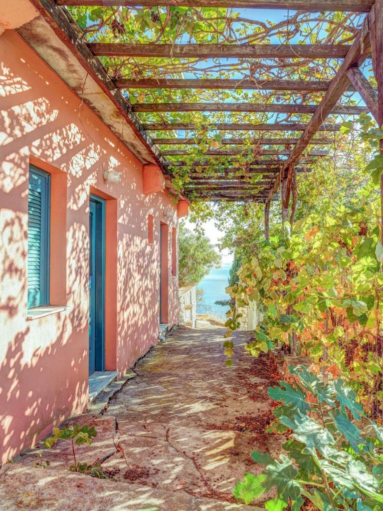 Pergola méditerranéenne avec vue sur la mer
