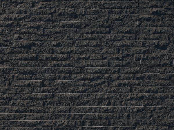 Mur avec des pierres sombres