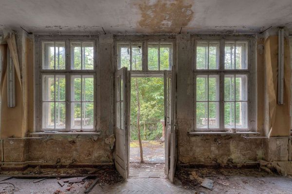 Chambre vieillie avec vue sur la forêt