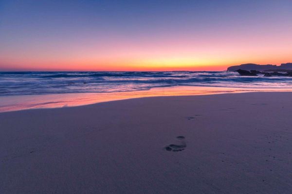 Pas dans la douce lumière du soir