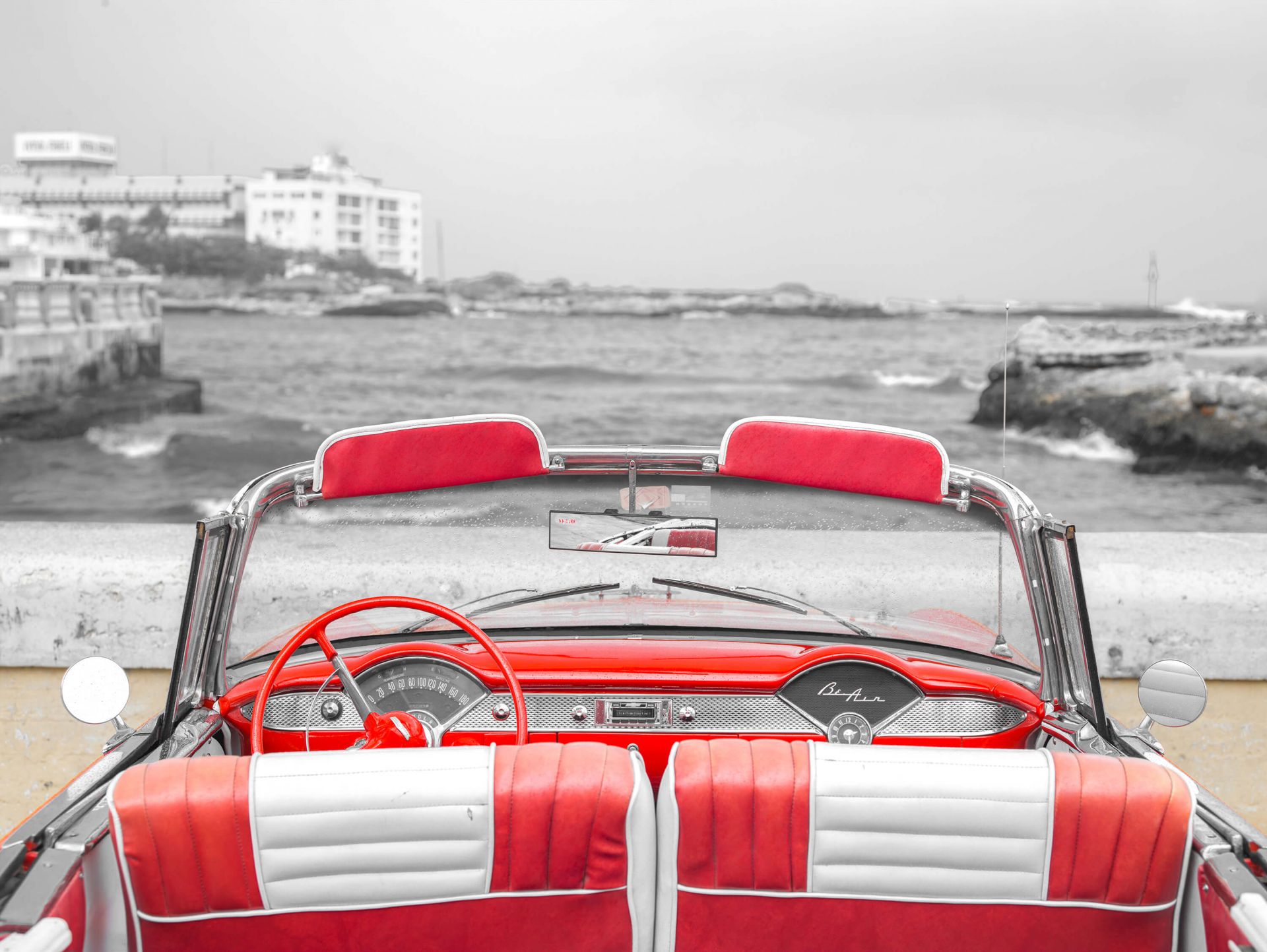 Voiture dans un port main product photo