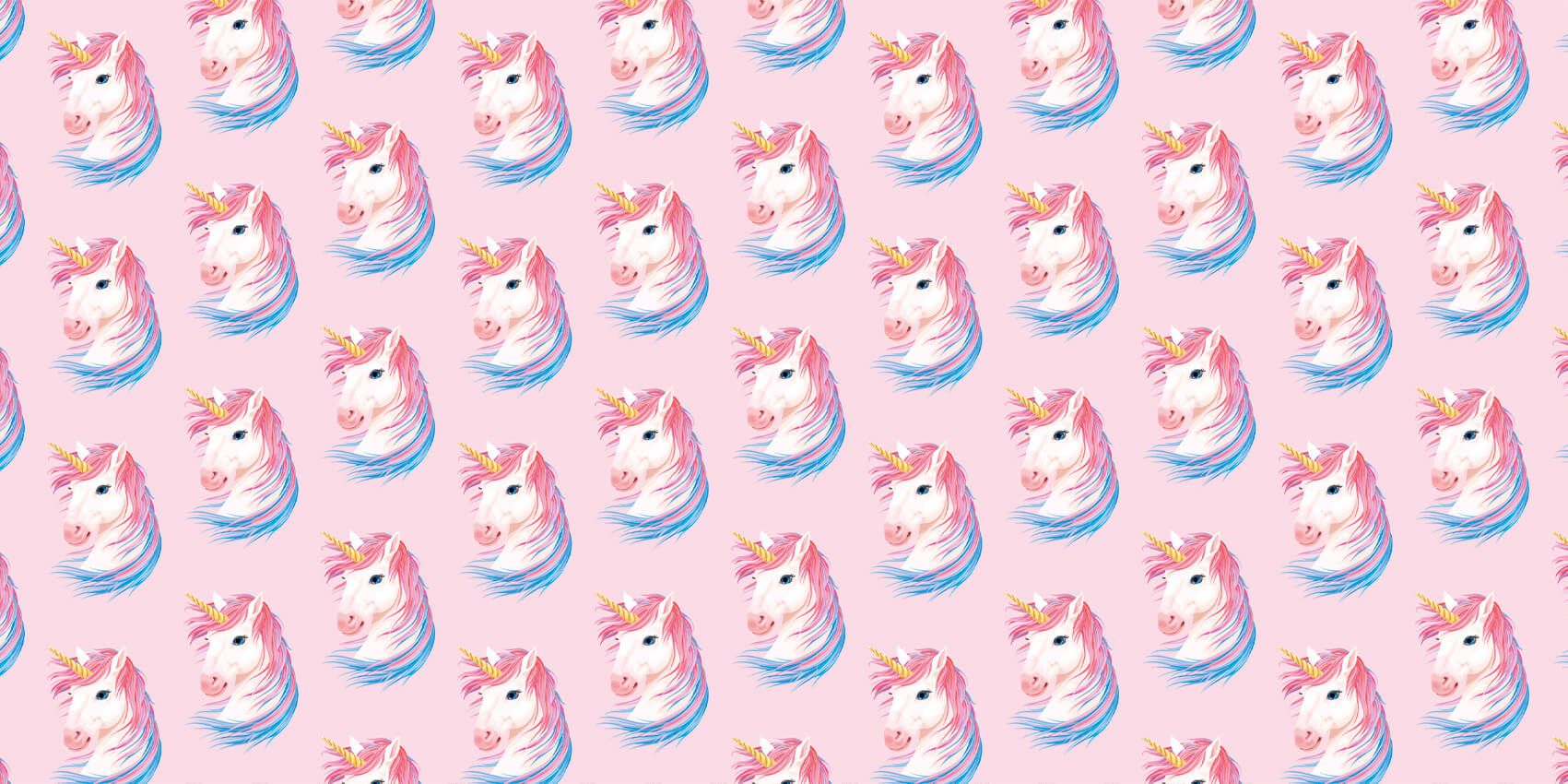 Licorne blanche avec corne dorée