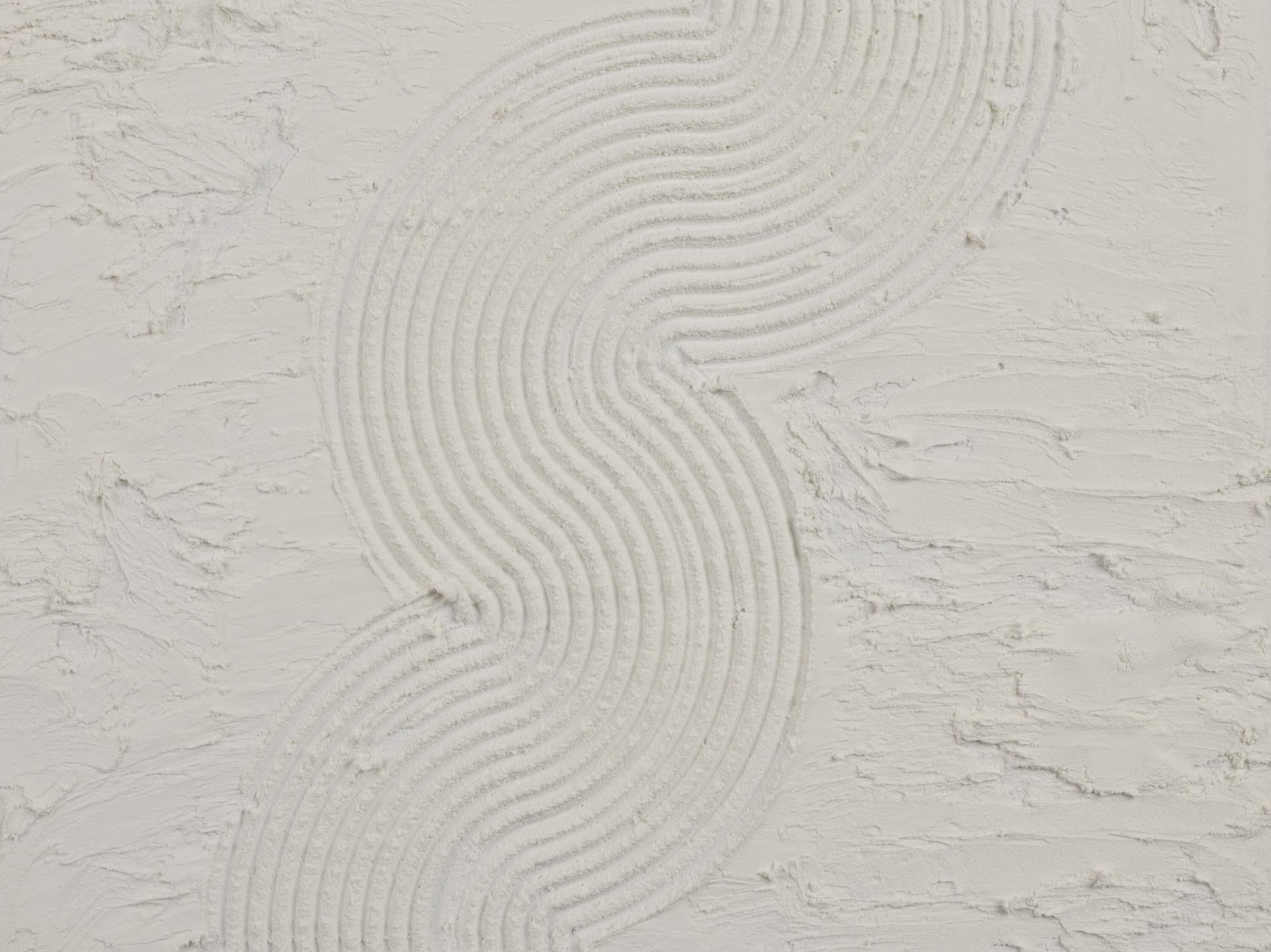Zoom sur courbes et structures organiques en blanc cassé