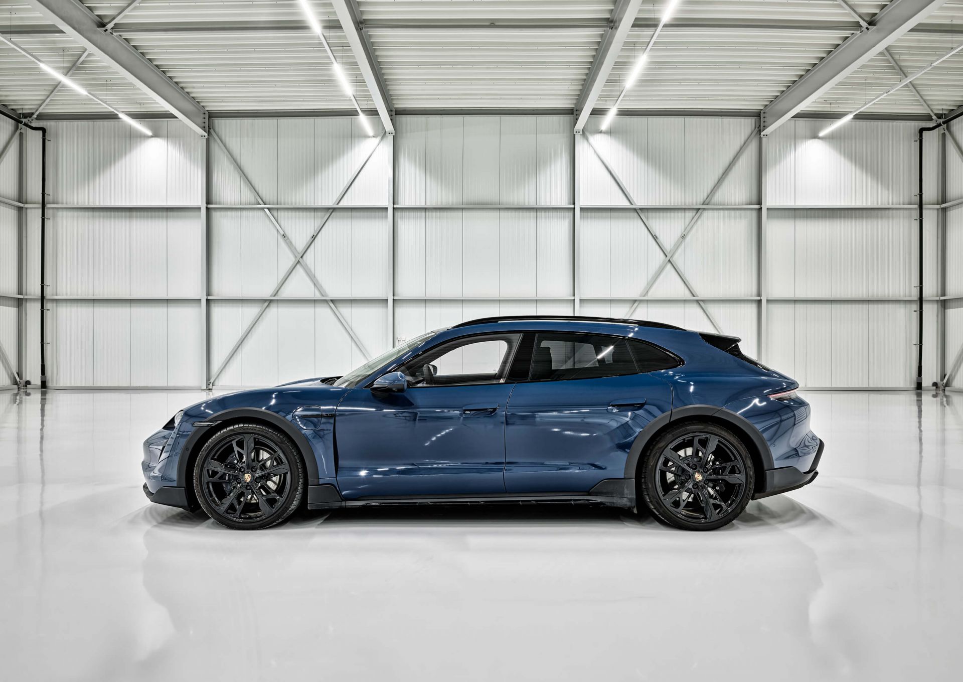 Porsche dans le hall industriel