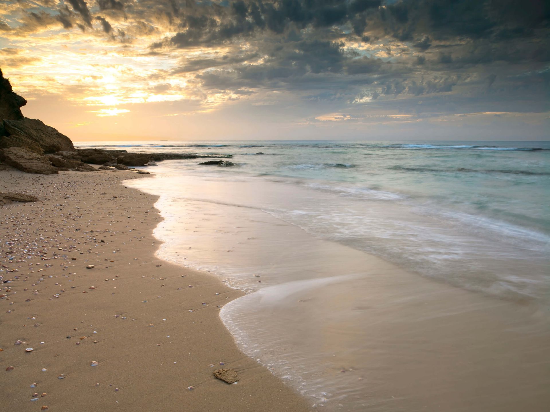 Coucher soleil sur la plage main product photo