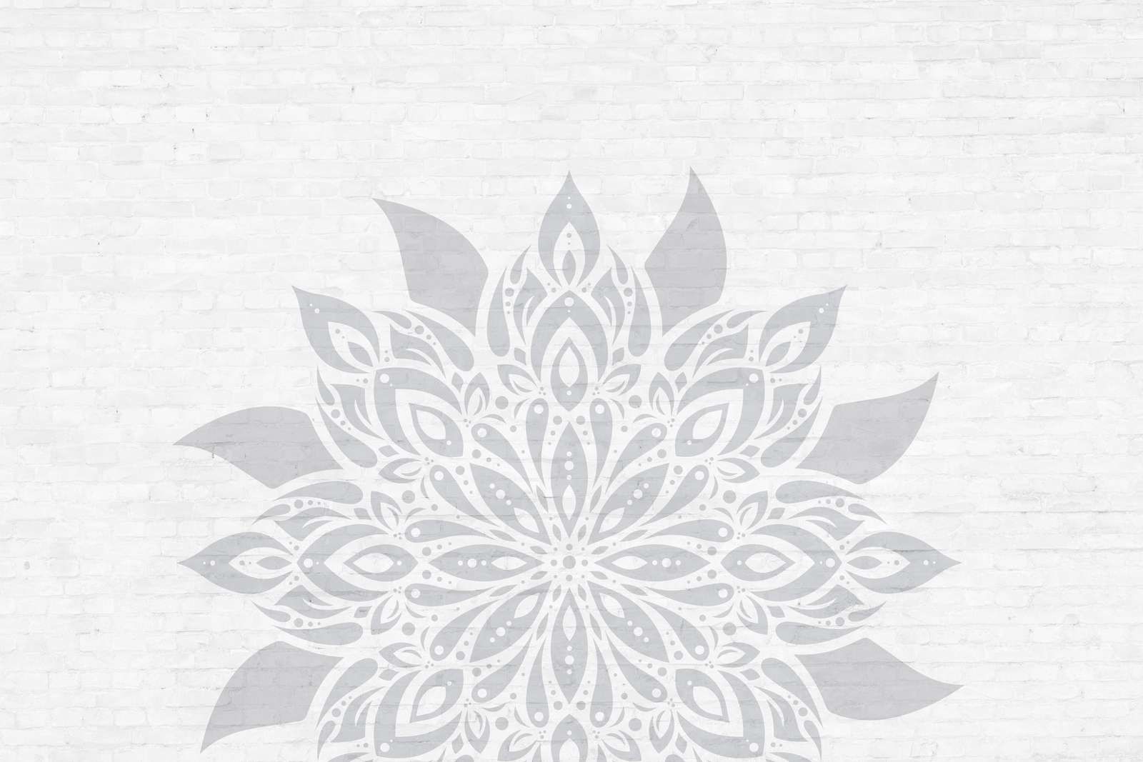 Mandala gris clair sur brique