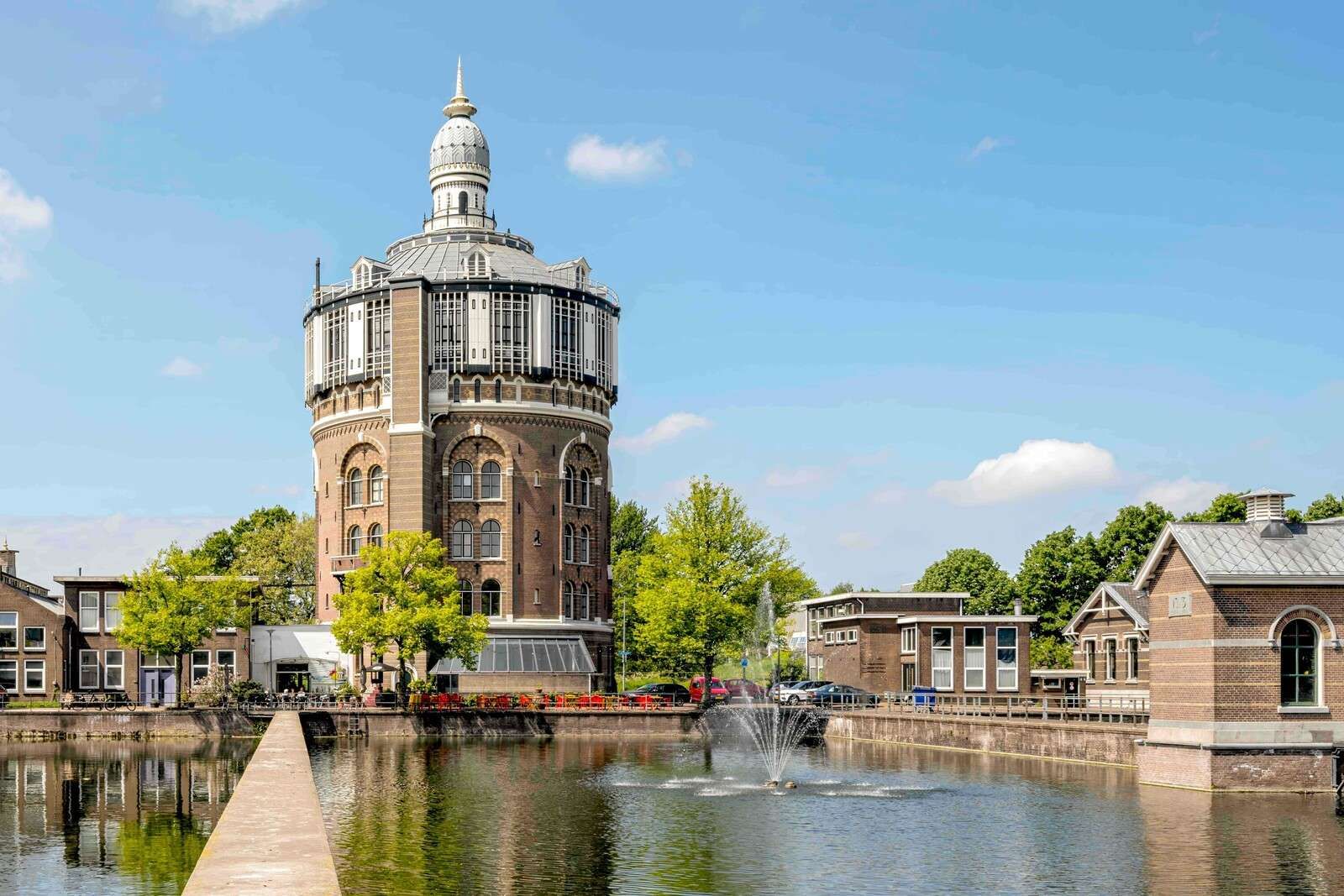 Tour d'eau historique au soleil