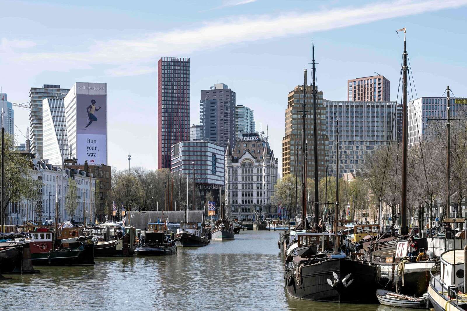 Navires historiques et la skyline moderne