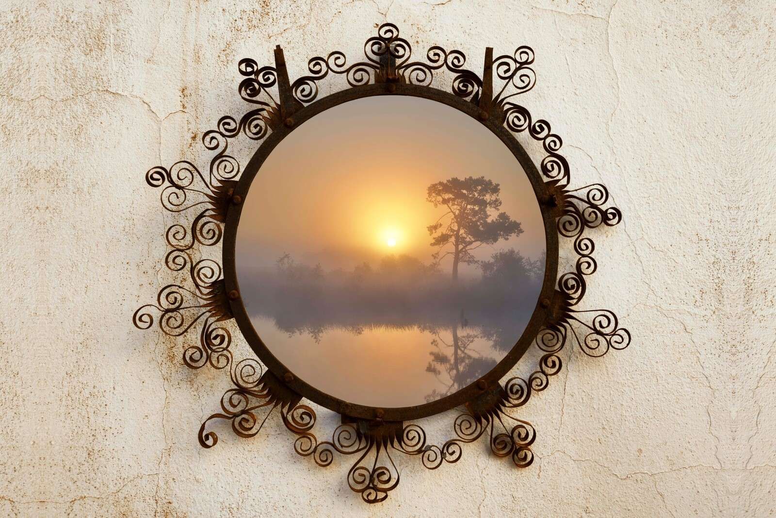 Lever de soleil au-dessus d'un lac brumeux