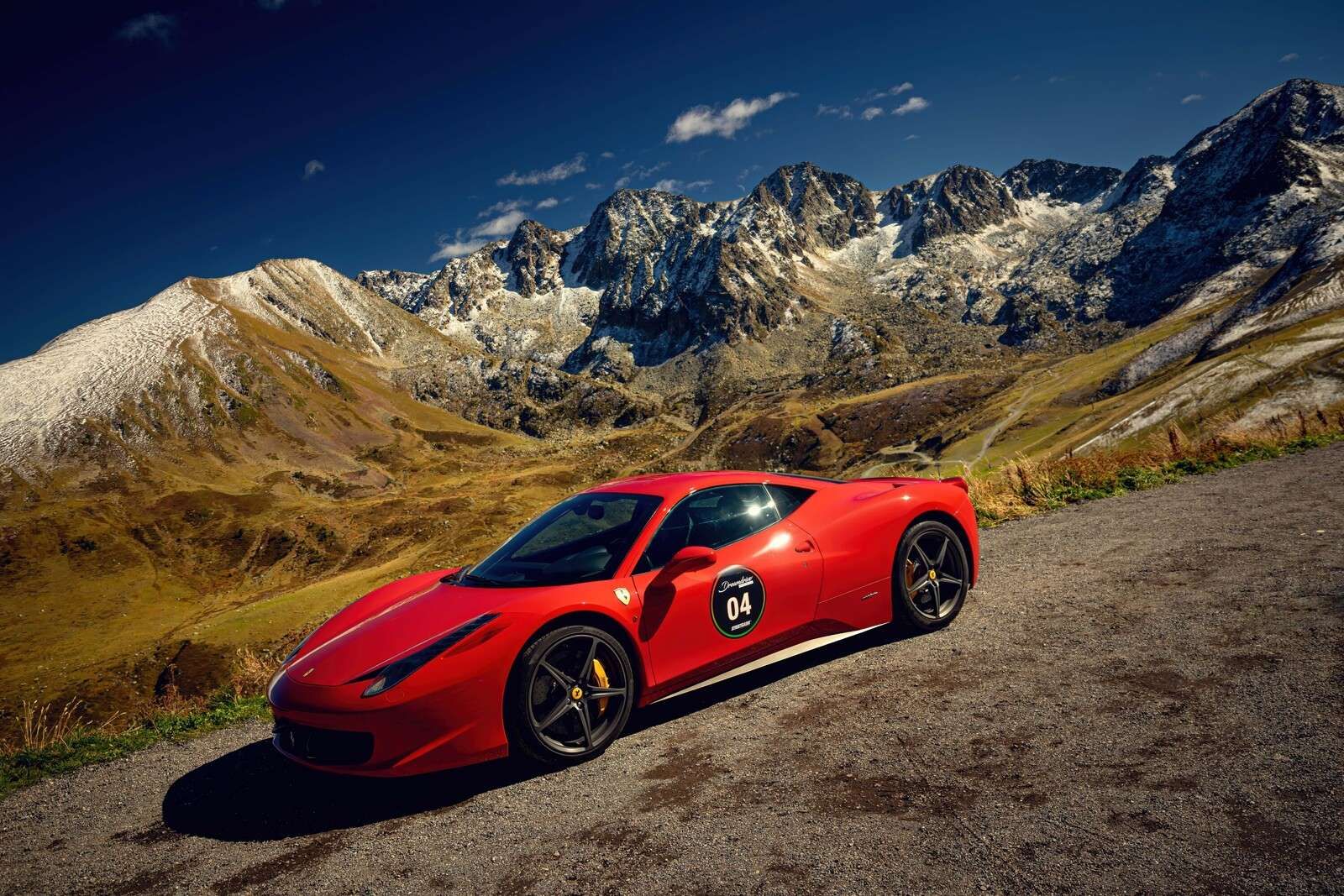 Ferrari 458 avec les sommets alpins