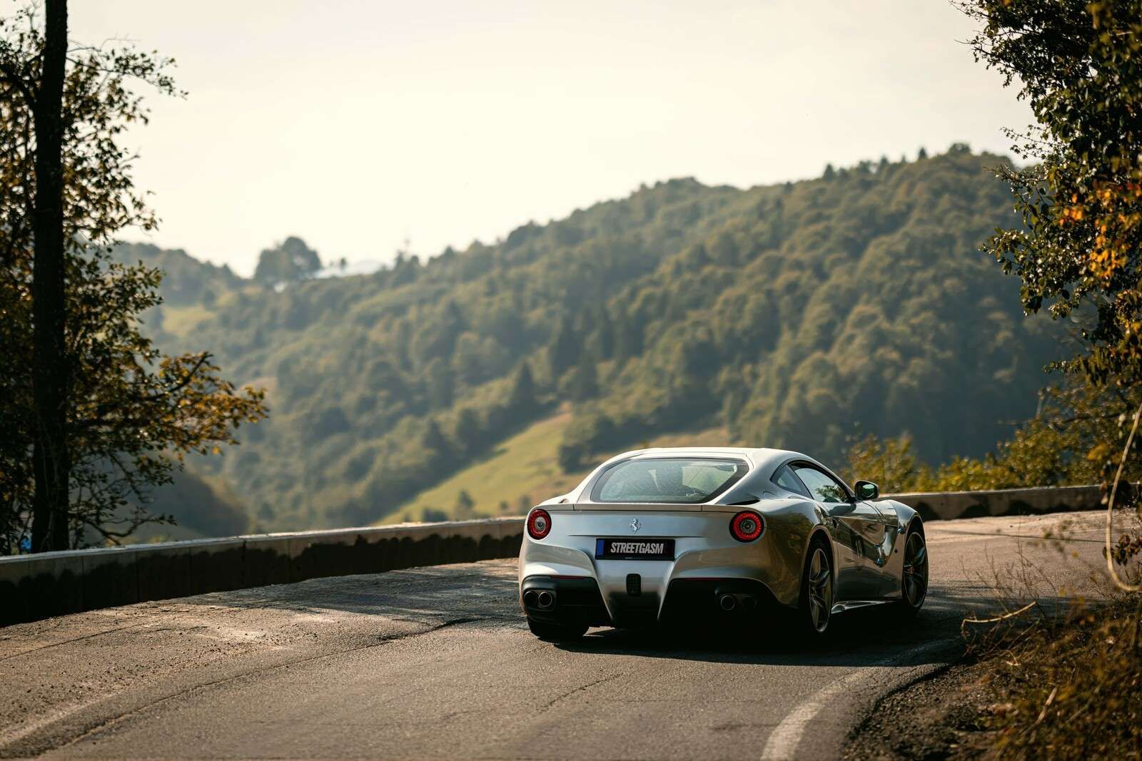 Ferrari F12 à travers les montagnes