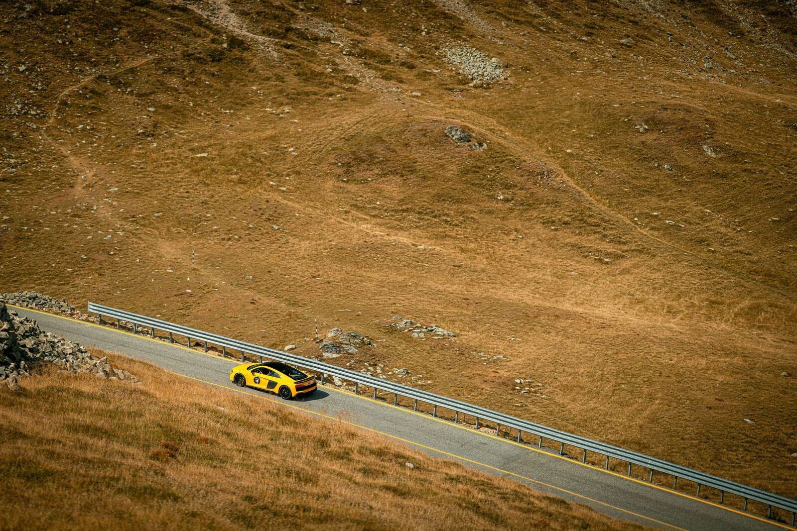 Audi R8 sur une route de montagne isolée