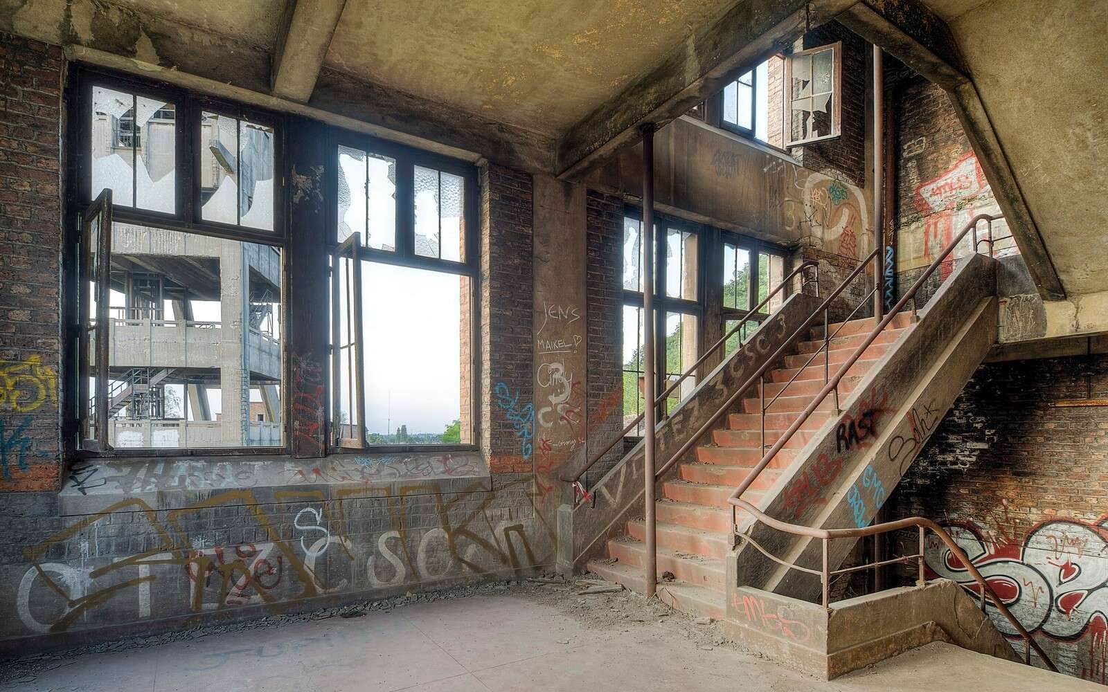 Escalier délabré avec graffiti Escalier délabré avec graffiti