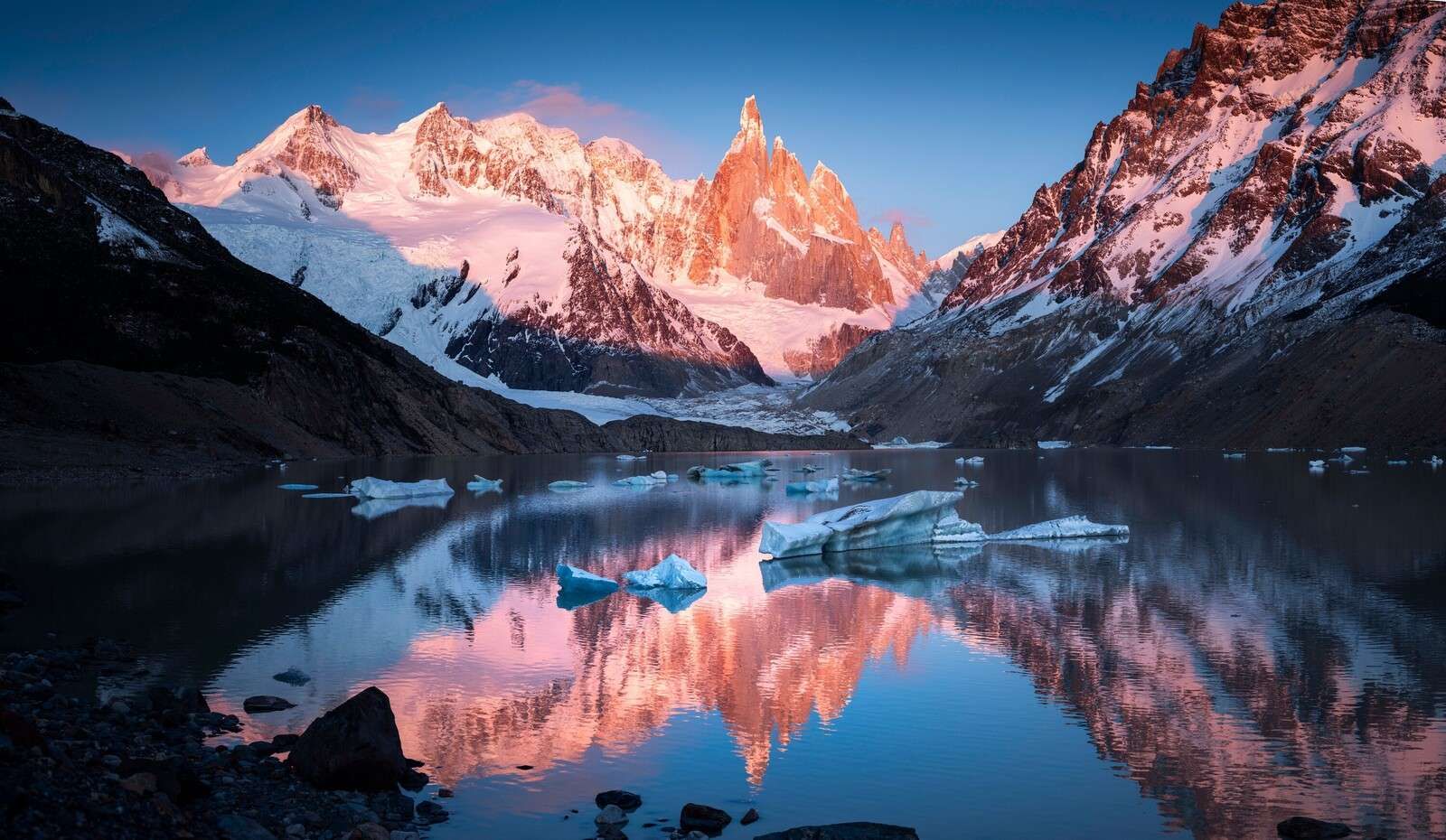 Lac de glacier avec lueur alpine en Patagonie. Lac de glacier avec lueur alpine en Patagonie.