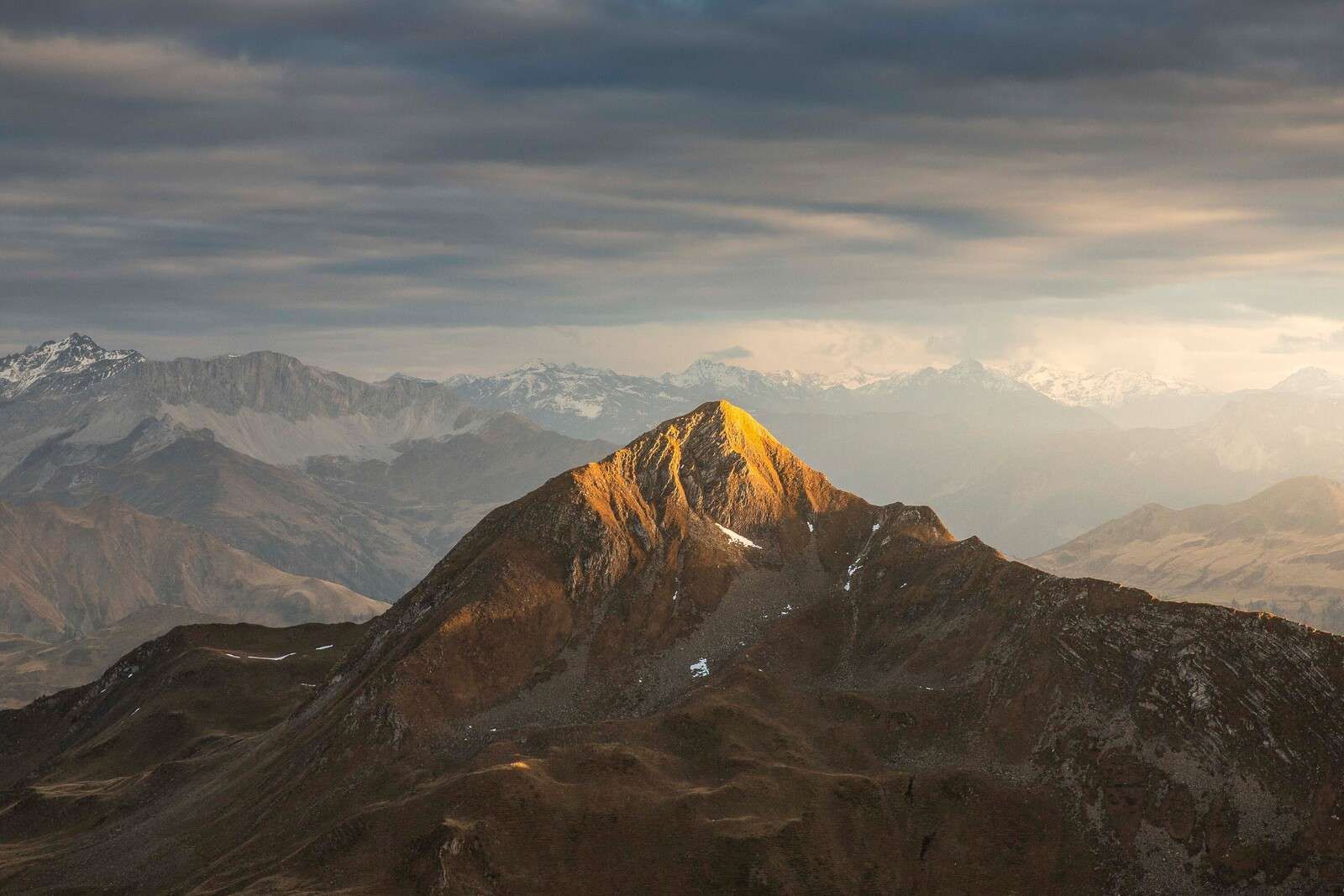 Lumière dorée du soleil sur le sommet de la montagne au lever du soleil.