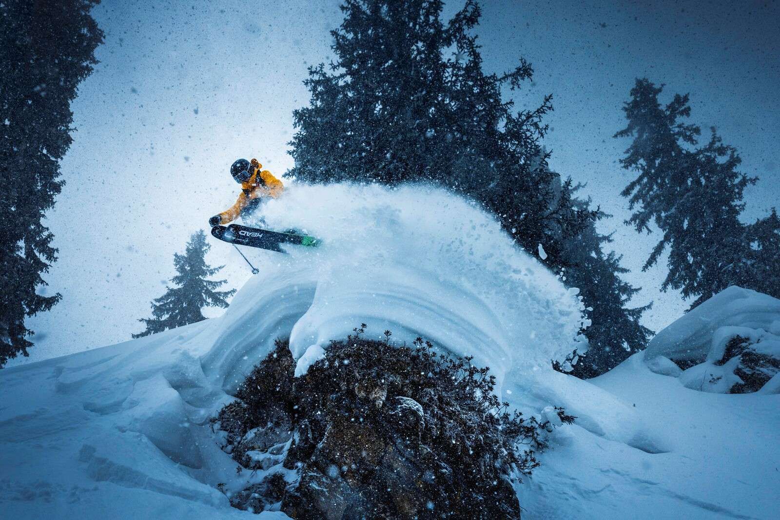 Saut dans une tempête de neige entre les sapins