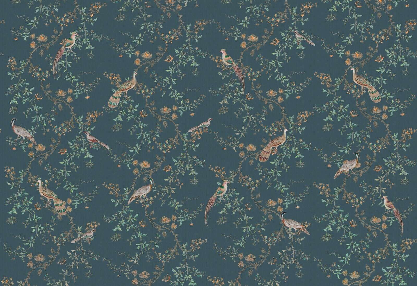Faisans dans la splendeur des fleurs bleu nuit.