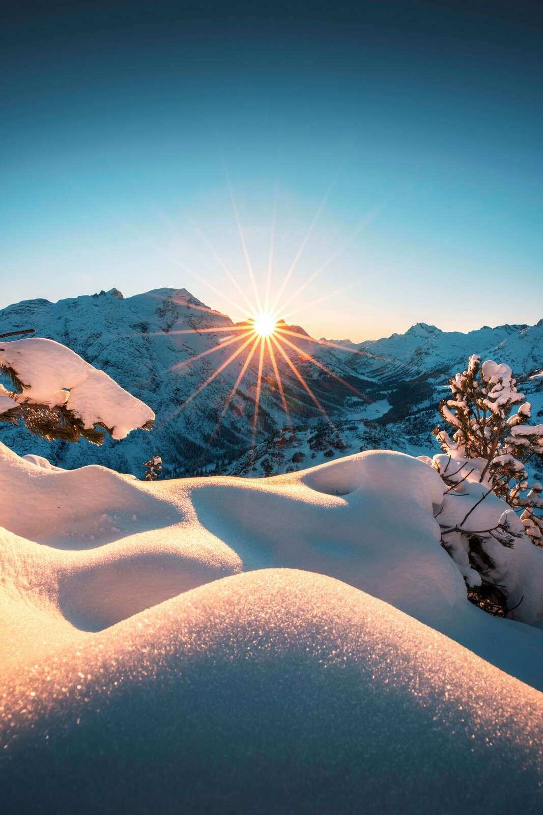 Soleil du matin sur une vallée enneigée Soleil du matin sur une vallée enneigée