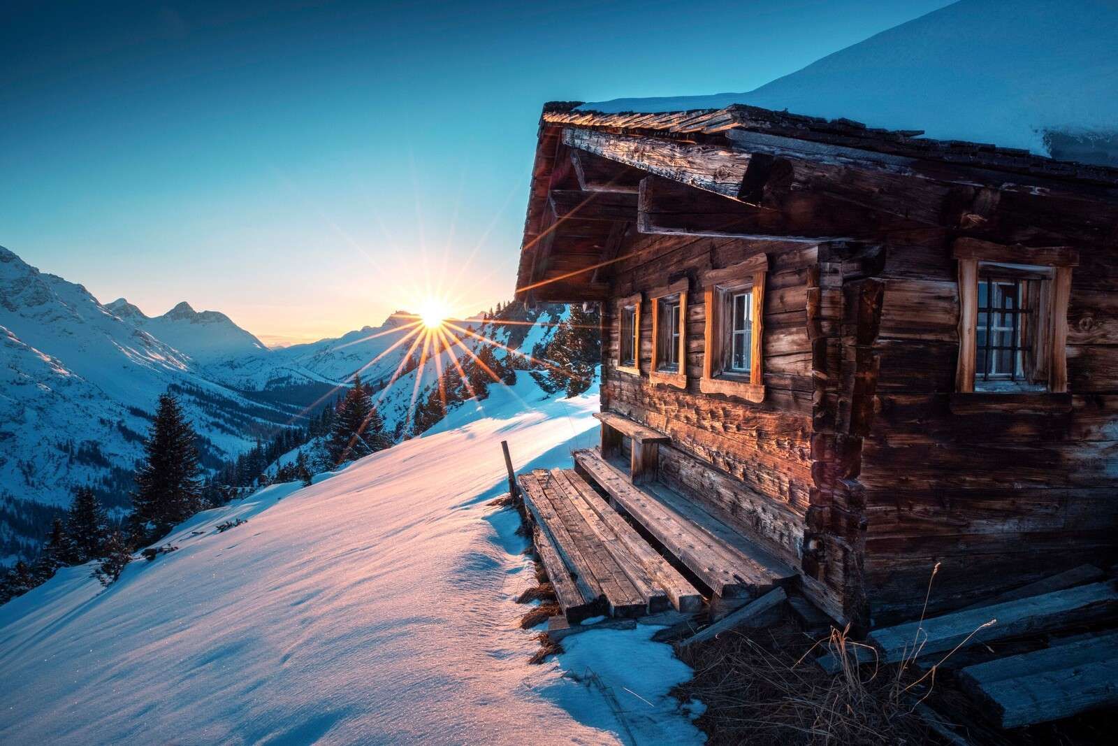 Ciel du matin près d'une cabane alpine en bois.