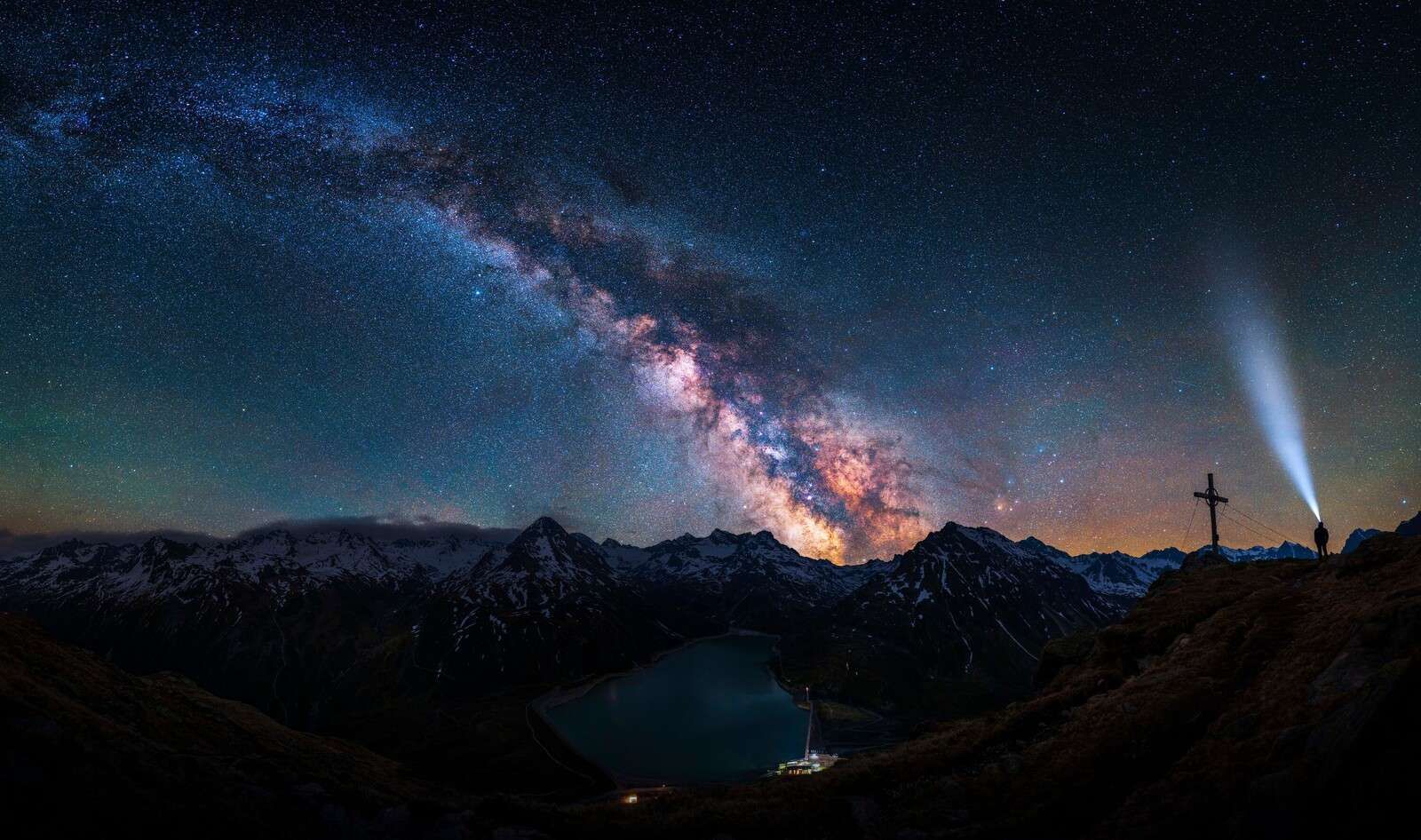 Voie lactée au-dessus du lac de montagne