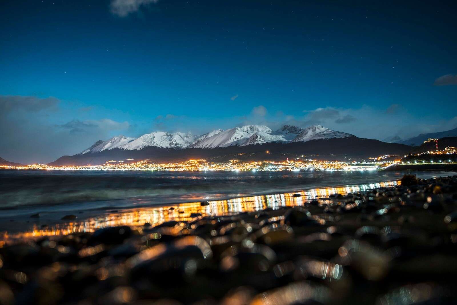 Lumière de nuit sur une côte enneigée.