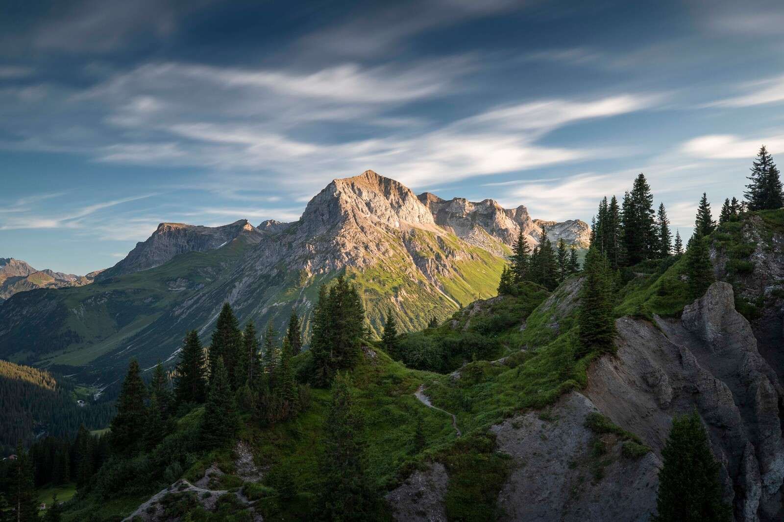 Soleil du soir sur les sommets alpins