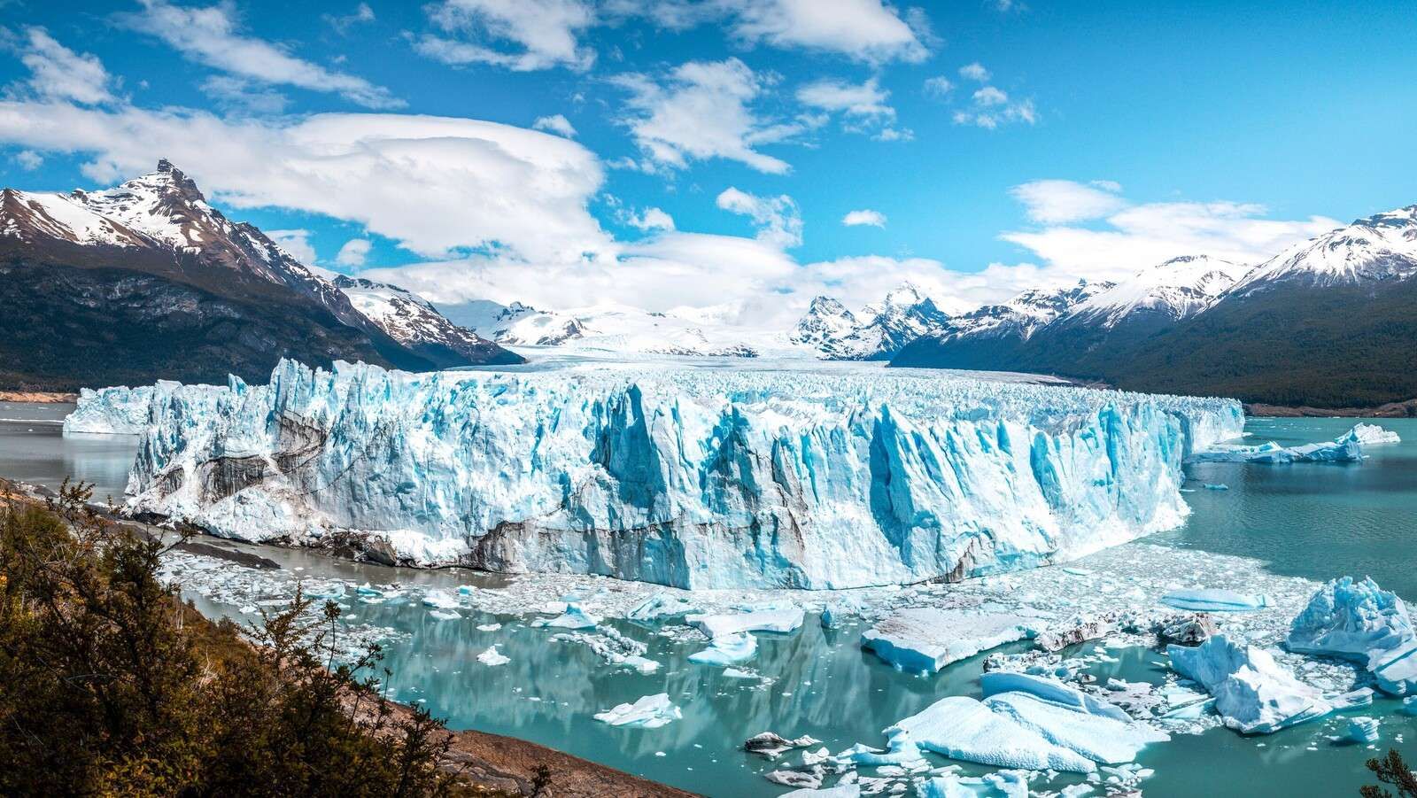 Mur de glace au lac de glacier turquoise