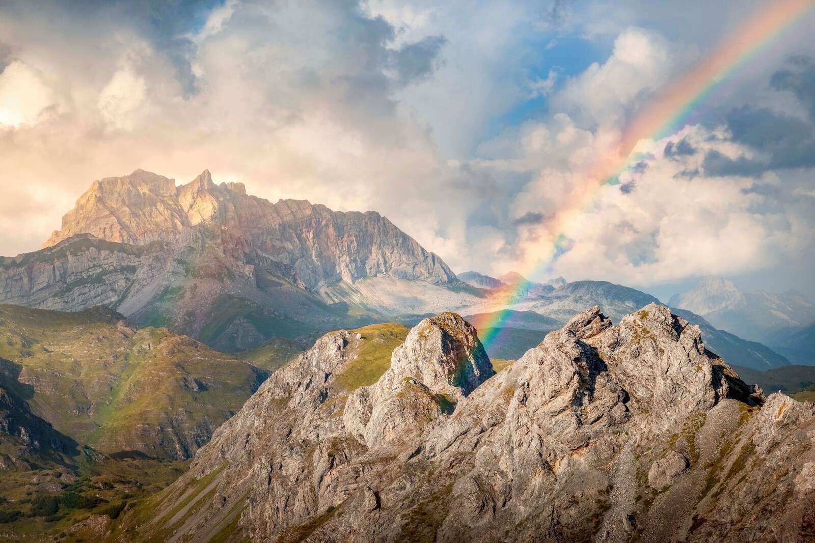 Lumière arc-en-ciel sur des montagnes sauvages.
