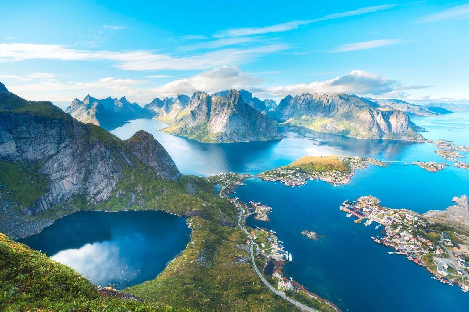 Village de montagne et fjord sous la lumière du soleil