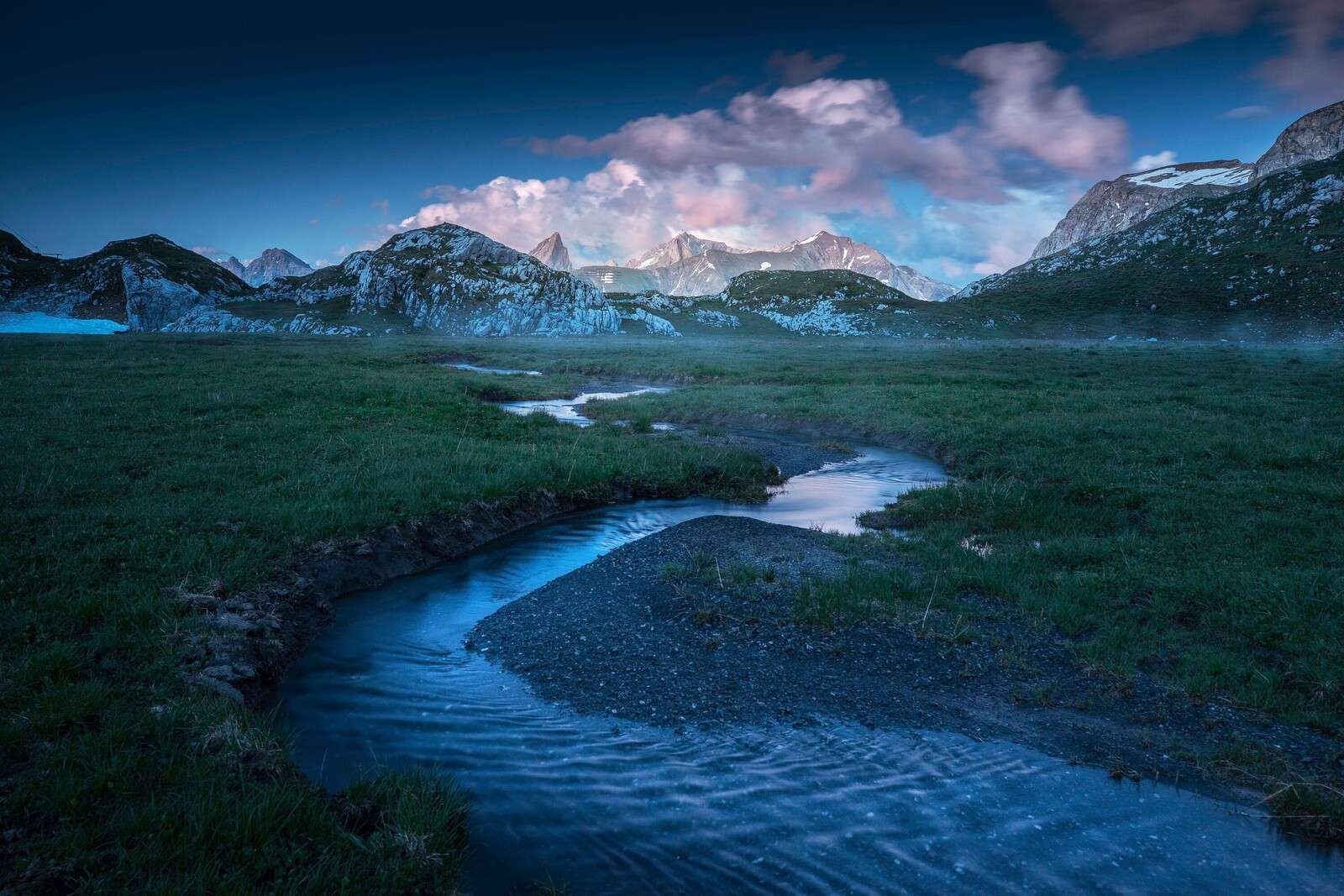 Lumière du soir sur la vallée de montagne avec ruisseau