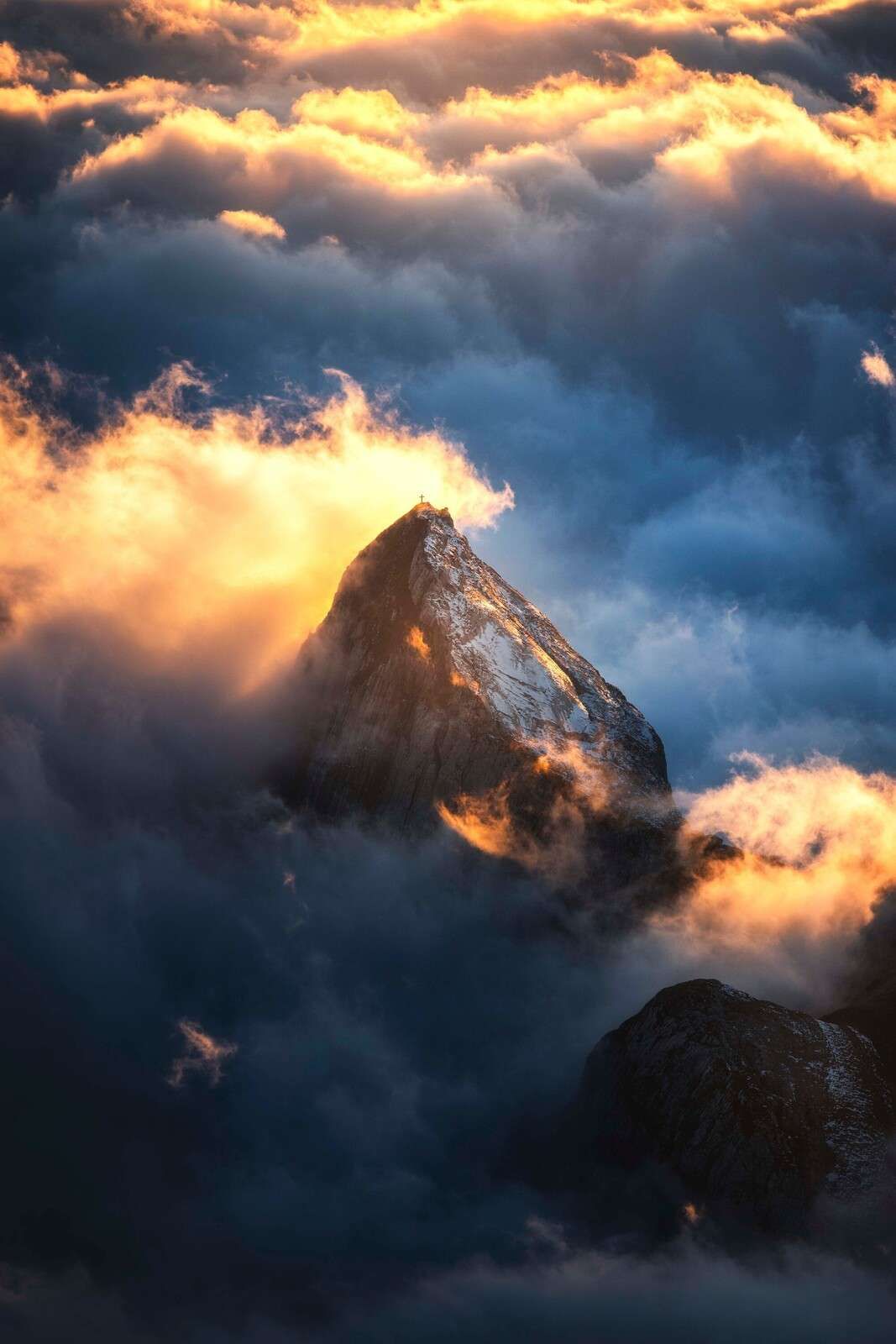 Croix de montagne dans la brume ardente