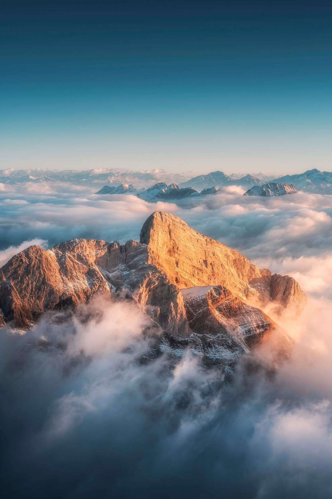 Sommet de montagne doré dans la brume du matin.