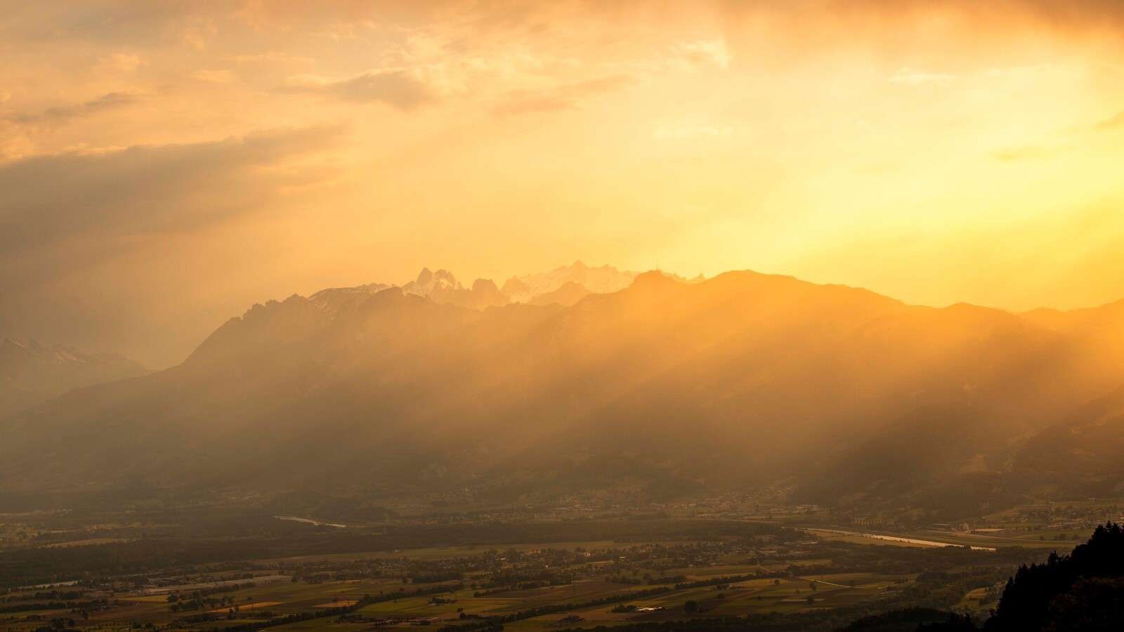 Lumière dorée du soleil sur la vallée de montagne