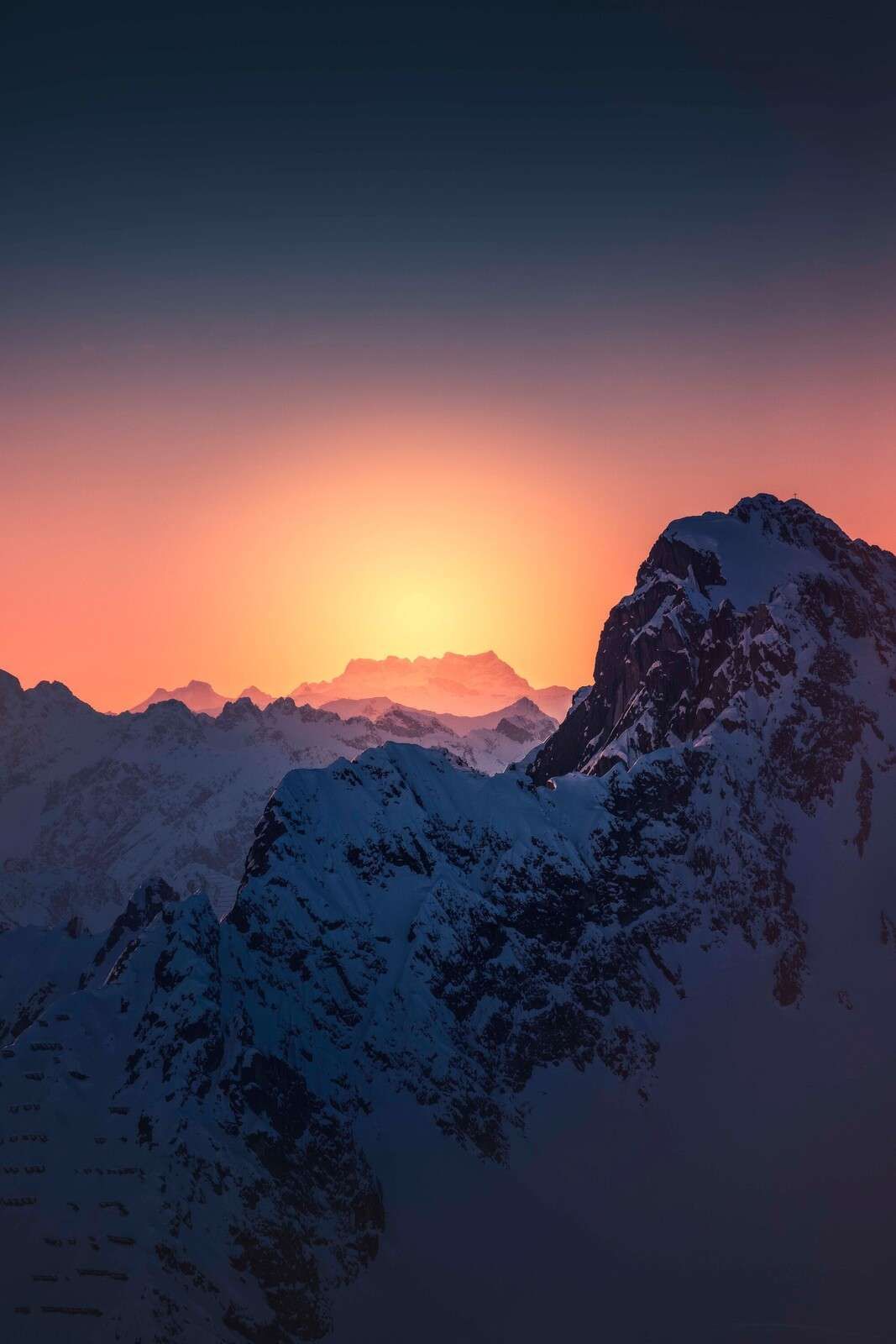 Sommet enneigé au lever du soleil ardent