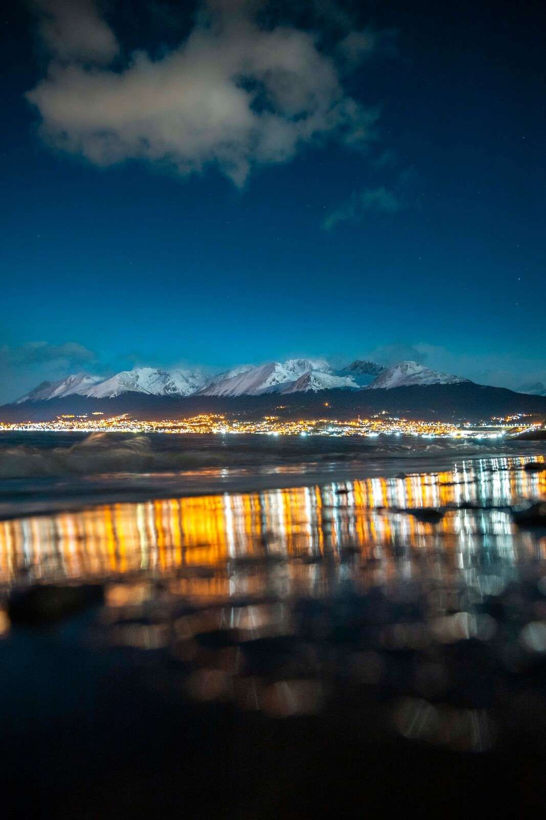 Lumière de nuit sur une côte enneigée