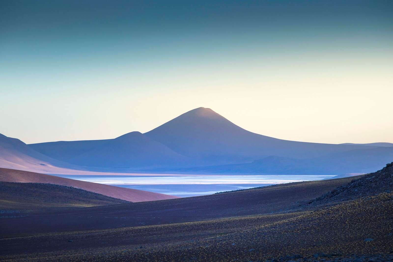 Lever de soleil sur un paysage désertique volcanique