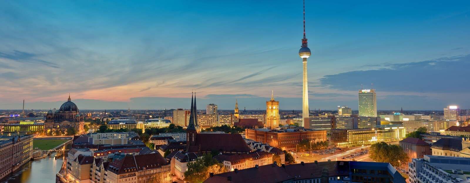 Lumière du soir sur la skyline de Berlin